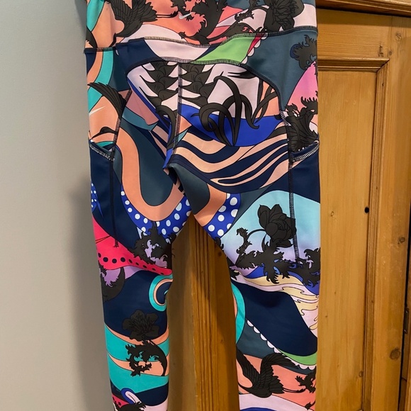 NIKE DRI FIT WOMENS NWOT LEGGINGS CAPRI MEDIUM - Picture 2 of 2